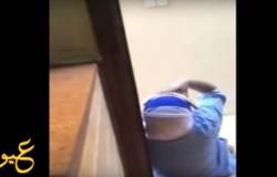 بالفيديو | شاهد سيدة خليجية تدخل على خادمتها الإثيوبية في المطبخ ، وتتفاجئ بأنها تفعل شيء مريب