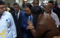 بالفيديو وزير الصحه يتجرد من الرحمة ويتجاهل بكاء شخص يستنجد به لانقاذ زوجتة