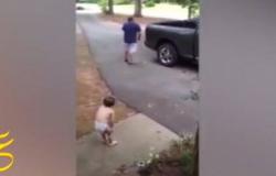 شاهد أكثر فيديو مؤثر لطفل صغير يودع والده عند ذهابه للعمل ..سبحان الله