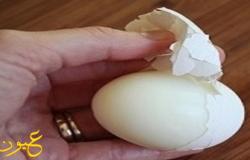 خدعة بسيطة لإزالة القشر عن البيض المسلوق بسهولة جدآ!