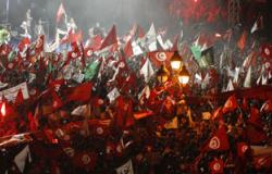 معتصمون تونسيون يعيدون نصب خيامهم بعد تدخل وزير الداخلية