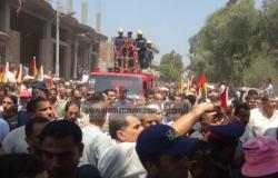 بالفديو | الآلاف يشاركون فى جنازة اللواء الخطيب ضحية «مجزرة الإخوان» فى كرداسة