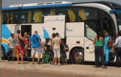 بالصور.. مغادرات كبيرة للأفواج السياحية بمدن البحر الأحمر بسبب الأحداث