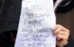 الممثل البريطاني "بنيدكت كمبرباتش" يغطي وجهه ويطالب المصورين للذهاب إلى مصر