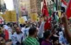 بالصور| أتراك وعرب يرفعون إشارة "رابعة" في مظاهرة احتجاجية في نيويورك على الأحداث في مصر