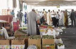 مخالفون يسيطرون على سوق الخضروات بـ «تمويه» العاطلين