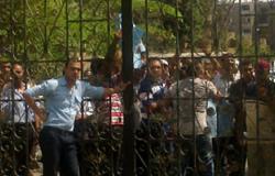 إداريو "شمال الجيزة" التعليمية يتظاهرون احتجاجاً على نقل مدير الإدارة