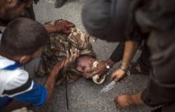 "تايم" الأمريكية تنشر صور ذبح جندى سورى على أيدى عناصر تنظيم القاعدة بسوريا