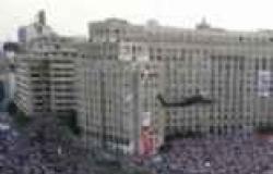 3 طائرات هليكوبتر تحلق في سماء "التحرير" وتلقي أعلام مصر على المواطنين