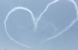 10 طائرات تحلق في سماء "التحرير" وترسم علم مصر على شكل "قلب"
