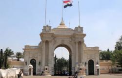المصريون يحتفلون بالعيد بمحيط "قصر القبة" الرئاسى