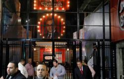 مشادات بين مواطنين غاضبين من باسم يوسف وجمهوره أمام سينما راديو