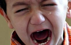 تقبيل الأطفال من الفم يسبب انتقال تسوس الأسنان عن طريق اللعاب