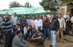 مهددين بالتصعيد.. عمال "وبريات سمنود" يعتصمون للمطالبة بأجورهم