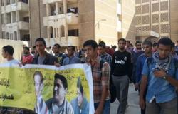 طلاب جامعة الأزهر من المنتمين للإخوان يتظاهرون أمام مبنى الجامعة