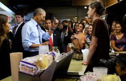 بالصور.. «أوباما» يدفع ثمن تخطيه طابور الطعام