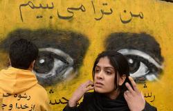 بالصور.. أفغانية تتحدى الألغام والتفجيرات من أجل «الجرافيتي»