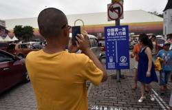 بالصور.. الصين تخصص أول رصيف لـ«مدمني» الهواتف المحمولة