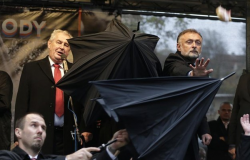 بالصور.. متظاهرون يرشقون رئيس التشيك بالبيض في ذكرى «الثورة المخملية»