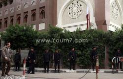 بالصور.. أعضاء تمرد يكسرون "القلل" أمام السفارة القطرية احتفاء برحيل السفير