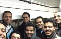 شباب الإسكندرية يلتقطون صورة سيلفى مع المحافظ داخل الترام