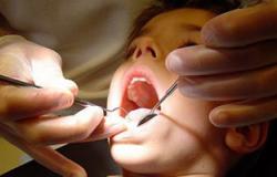 أسباب جز الطفل على أسنانه وطرق علاجها