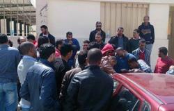 شباب يتجمهرون أمام ديوان محافظة البحرالأحمر للمطالبة بالتعيين فى "البترول"