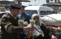 بمناسبة عيد الأم.. مديرية أمن القليوبية توزع الورود على الأمهات بالشوارع