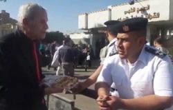 بالفيديو..أمناء شرطة يرفضون تناول الحلوى من”أنصار مبارك” أمام المستشفى:عاملين دايت