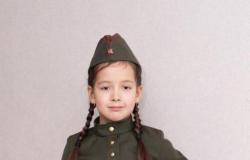 بالصور.. الأطفال فى روسيا يستعدون لاحتفالات عيد النصر بالزى العسكرى