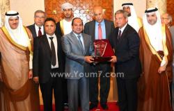 صور هدية تذكارية من وزراء الشباب والرياضة العرب للرئيس السيسى