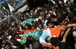 مئات الفلسطينيين يشيعون جثمان الشهيد غنايم شرق رام الله بالضفة