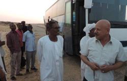 مدير أمن أسوان يوزع وجبات إفطار على ركاب سودانيين بأتوبيس تعرض للعطل