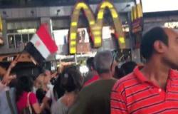 بالفيديو.. عشرات المصريين يحتشدون فى نيويورك احتفالا بافتتاح قناة السويس