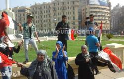 مواطنون يحتفلون بقناة السويس الجديدة فى ميدان التحرير
