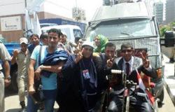 الشباب بالشرقية يلتقطون صور "السلفى" مع رجال الشرطة احتفالا بقناة السويس
