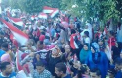 المئات من أهالى الإسماعيلية يحتفلون ببدء العبور فى قناة السويس الجديدة