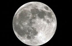 بالصور.. "القمر السوبر" يضىء سماء القاهرة ويظهر أكبر من حجمه 14%
