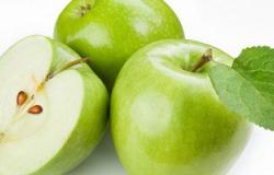 التفاح الأخضر يبيض الأسنان وينظف البشرة ويساعد على تنقية الدم