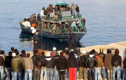 توقيف شبكة تهريب مهاجرين مسئولة عن غرق قارب قبالة الساحل الليبي