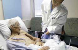 بالصور.. أطباء يثبتون يد عجوز ببطنه لتجنب بترها بعد تعرضه لحادث مروع