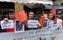 صورة لمتظاهرون فى الرباط يطالبون بطرد مراسلين قناة فرانس 24 من المغرب