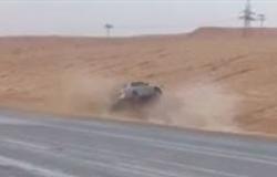 بالفيديو.. لحظة انقلاب سيارة على الطريق السريع بالسعودية