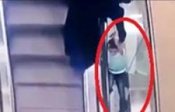 بالفيديو.. طفلة روسية تنزلق من يد خالتها لتسقط من الطابق الثالث