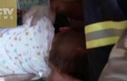 بالفيديو.. طفلة تنجو من الموت بعد انحصار رأسها في باب مزدوج