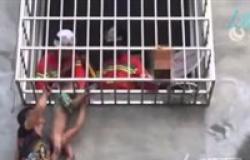بالفيديو.. إنقاذ مثير لطفل سقط من شرفة منزله وعلقت رأسه بسياجها
