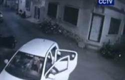 بالفيديو.. لقطات مروعة لـ4 رجال يضربون رجلا بقضيب حديدي