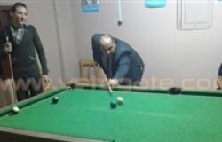 مرشح يشارك الشباب لعب البلياردو أثناء جولته الانتخابية بدمياط