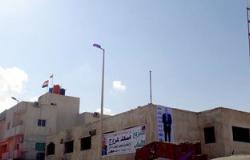مرشح يعلق لافتات الدعاية على مقر الحزب الوطنى المهجور بالعريش
