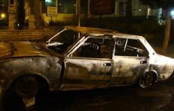 عامل وسيدتان يحرقون سيارة ربة منزل عمدًا بسبب تركها أمام مسكنهم بحلوان